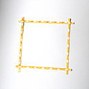 4 bandelettes de papier sont disposés sur une page de fond.