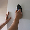 Etape 2 : Dépolissez avec soin toutes les surfaces, sans oublier les chants. Un abrasif grain 100 ou 120 sera parfait.