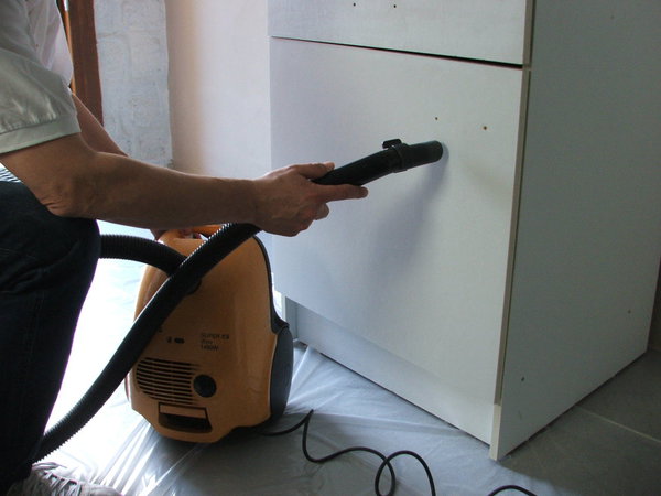 Etape 4 : Une aspiration soigneuse permettra d’éviter que les poussières ne se déposent sur la peinture en cours de séchage.