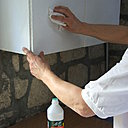 Etape 5 : Dégraissage complet et attentif avec de l’acétone. Le chiffon de coton doit être bien imbibé. Faites-le « rouler » fréquemment pour toujours travailler avec une surface propre.