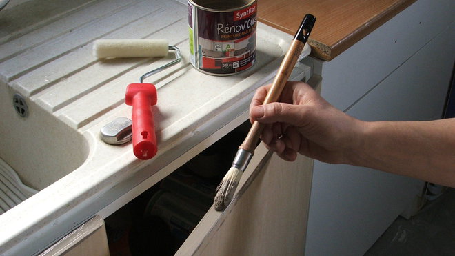 Etape 14 : Nouvelle couleur : Macaron pour les deux portes du dessous d’évier. Rénov’Cuisine® permet toutes les harmonies.