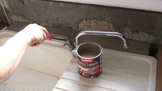 Etape 17 : …puis lissée au rouleau, ce qui permettra à la peinture de bien se tendre sur le support.