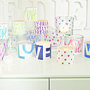 Peindre sur porcelaine est simple avec les feutres disponibles en 15 coloris différents.