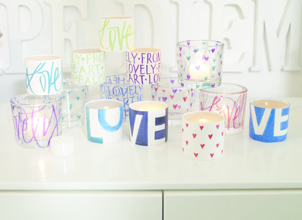 Peindre sur porcelaine est simple avec les feutres disponibles en 15 coloris différents.