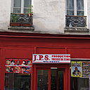 Légalement, les boutiques et magasins situés au rez-de-chaussée sur la rue se doivent participer au prorata de leurs tantièmes aux frais de ravalement des façades des, même s’ils assument seuls l’entretien de leurs devantures.