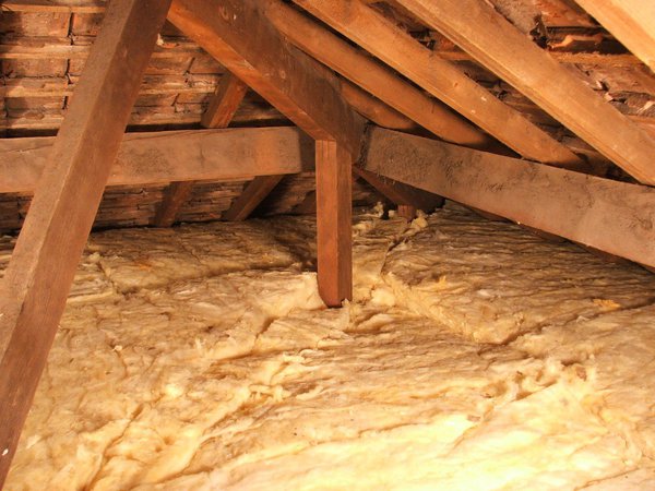 Après 11 étapes, les combles sont parfaitement isolés avec 40 cm de laine minérale.