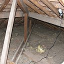 Avant la pose de la nouvelle isolation, une fine et ancienne couche de laine de verre isole très modérément thermiquement.