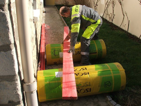 Etape 1 : s’assurer que le plancher du comble est suffisamment solide pour supporter le poids de l’isolant choisi.