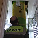 Etape 2 : Les rouleaux d’IBR 400 mm étant fortement compressés, leur manutention permet un passage aisé par la trappe d’accès au comble.