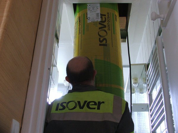 Etape 2 : Les rouleaux d’IBR 400 mm étant fortement compressés, leur manutention permet un passage aisé par la trappe d’accès au comble.