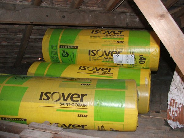 Etape 3 : stocker les ,nouveaux rouleaux d'isolant sur les planches de bois posées en travers sur les solives.