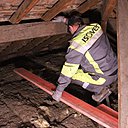 Etape 4 : commencer la pose de l’isolant par le coin opposé à la trappe d’accès.