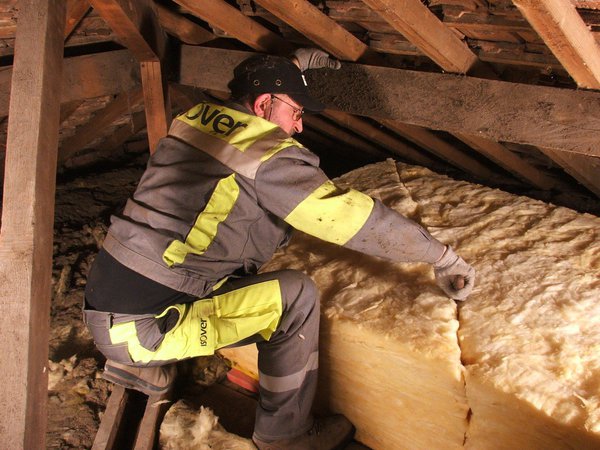 Etape 6 : très pratique, le couteau Couplène permet une découpe facile de la laine de verre.