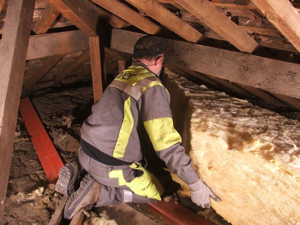 Etape 7 : l’IBR 400 mm d'Isover est fibré de manière à obtenir un matelas homogène, souple et moelleux, facile à poser.