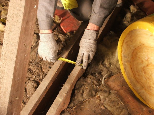 Etape 8 : il est nécessaire d’isoler l’espace créé par les entraits, pour limiter au maximum les ponts thermiques dans le comble.