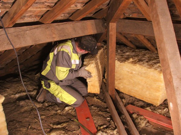 Etape 10 : placer l’isolant  bord à bord, bien jointif avec le matelas de laine précédemment posé, pour assurer la continuité de l’isolation au niveau de l’entrait.