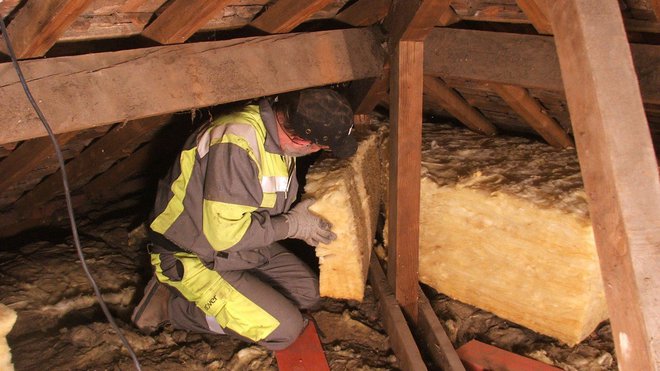 Etape 10 : placer l’isolant  bord à bord, bien jointif avec le matelas de laine précédemment posé, pour assurer la continuité de l’isolation au niveau de l’entrait.