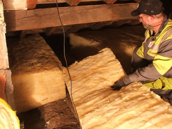 Etape 11 : abouter la portion de laine obtenue, bord à bord bien jointive avec le rouleau déjà posé pour assurer la continuité de l’isolation d’une rive à l’autre de la toiture.