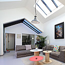 Une double verrière zénithale permet d’inonder la pièce à vivre de lumière.