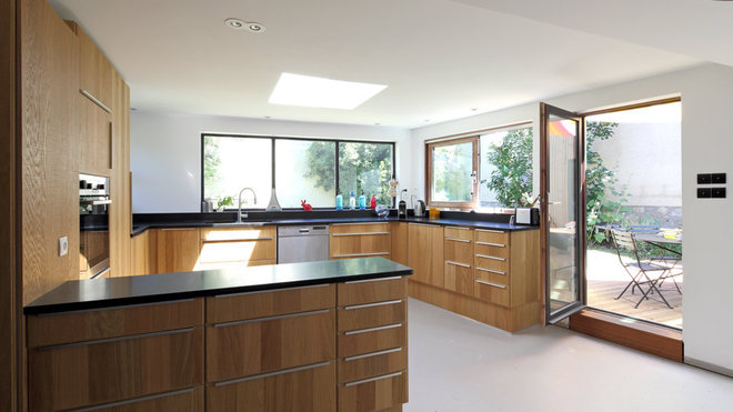 Largement vitrée sur le jardin, la cuisine d’environ 15 m² a été réalisée sur mesure à partir d’éléments de base de chez Ikea. Largement vitrée sur le jardin, la cuisine d’environ 15 m² a été réalisée sur mesure à partir d’éléments de base de chez Ikea.