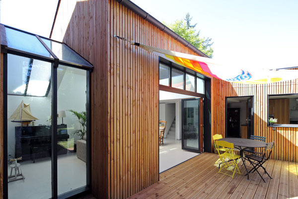 Afin de limiter les déperditions de chaleur, une soigneuse isolation  en ouate de cellulose a été installée dans l’ossature bois et un isolant extérieur posé avant le bardage.