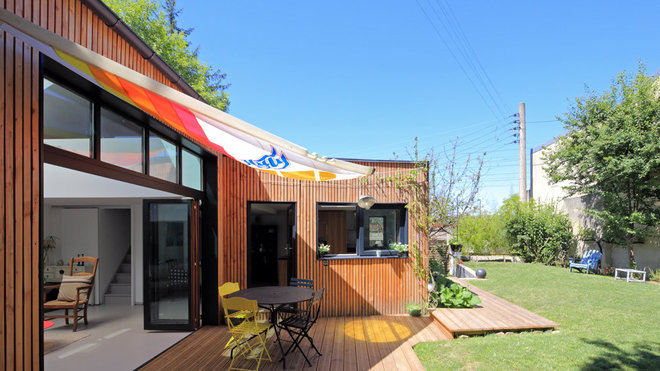 Le bloc contenant la cuisine est en saille par rapport au corps central du bâtiment, ménageant ainsi une terrasse abritée du bruit et du vent. Le bloc contenant la cuisine est en saille par rapport au corps central du bâtiment, ménageant ainsi une terrasse abritée du bruit et du vent.