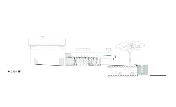 La façade principale de l'extension se situe au même niveau et dans le prolongement de la maison d'origine. Seul, le garage en contrebas a gagné en praticité, car on peut désormais entrer directement dans la maison par le sous-sol.