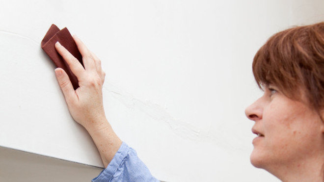 Etape 5 : Poncez le surplus de mastic de rebouchage avec du papier de verre afin d’égaliser la surface traitée.