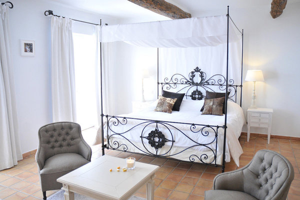 L’hôtel du Château de Berne dispose de 25 chambres au charme rural et cozy de la Provence.