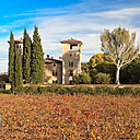 Au bout de la route parmi les vignes du domaine se trouve le Château de Berne et son hôtel cinq étoiles Relais & Château.