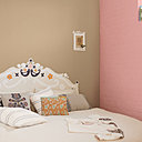 Une teinte lait fraise répond avec justesse à un Moka Latte pour créer une ambiance pastel apaisante.