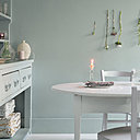 Tantôt vers le vert, tantôt vers le mauve, les teintes grisées apportent une belle douceur.