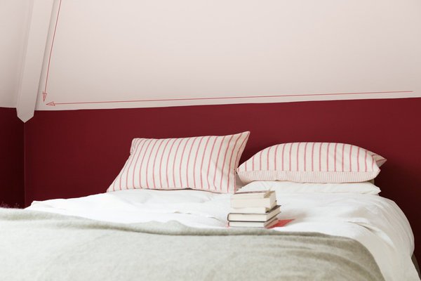 Touche de chinoiserie pour ce sous bassement rouge profond.