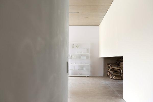 L'éloge d'une palette faite de blancs colorés mettant parfaitement en valeur l'architecture contemporaine.