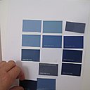 Pour concevoir une belle gamme de bleus, Catherine Filoche joue avec les teintes claires et foncées, l'intensité des bleus, ceux qui tirent vers le violet, le gris ou le vert...