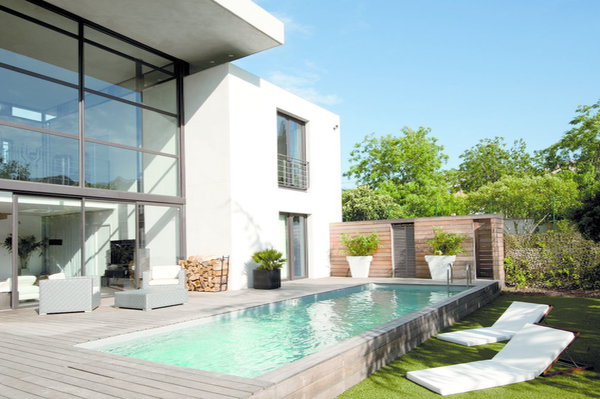 Les grandes terrasses sont parfaites pour accueillir de longues piscines. On peut ainsi prendre l’apéritif les pieds dans l’eau.