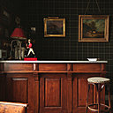 Bien choisis, les objets chinés reprennent vie pour créer une ambiance chaleureuse, comme ici avec ce coin aménagé en parfait bar écossais traditionnel.