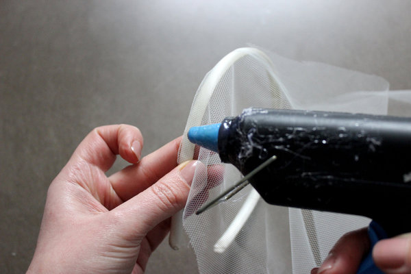 Fixez le voile sur le serre tête.