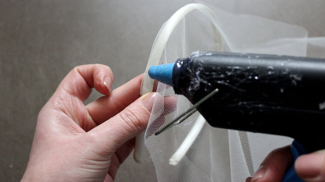 Fixez le voile sur le serre tête.