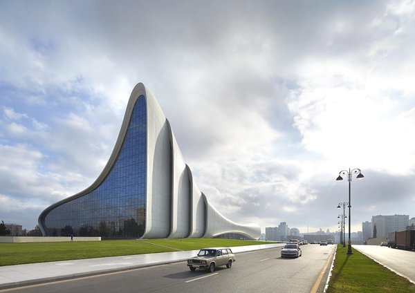 Telle une sculpture, le Centre culturel Heydar Aliyev contraste avec l’architecture rectiligne de la ville, marquée par l’emprunte de l’ex-URSS.