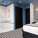 Une chambre « black and white » qui affiche, en contraste, la couleur, en aplat sur les murs et au plafond, pour sculpter et rythmer l’espace.