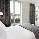 Le décor des chambres décline des styles et des matières différentes harmonisées par le choix du thème du noir et blanc.