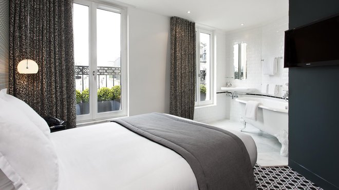 Le décor des chambres décline des styles et des matières différentes harmonisées par le choix du thème du noir et blanc.