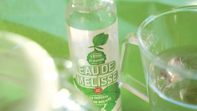 Pour les curieux, voici la longue liste des ingrédients de l’Eau de mélisse : romarin, mélisse, armoise, zeste de citron, primevère, sauge, angélique, sarriette, cresson, lavande, marjolaine, camomille, muguet, thym, coriandre, fenouil, clous de girofle, cannelle, racine d’angélique, anis vert, noix de muscade, racine de gentiane et bois de santal.