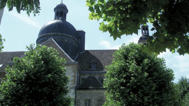 Pour célébrer les 400 ans de fabrication du remède, l’église Saint-Joseph des Carmes, 70 rue de Vaugirard dans le sixième arrondissement de Paris, a recréé le jardin de l’Eau de mélisse.
