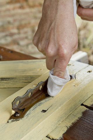 Etape 2 : Juste après l’application, essuyez rapidement la peinture sur les charnières en métal avec un chiffon.