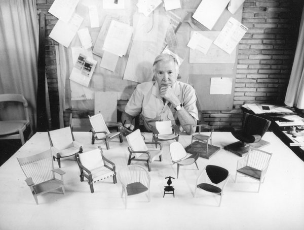 Hans J. Wegner devant et ses sièges, en version modèle réduit. Cette étape, dans la conception de l’objet précède impérativement toute fabrication industrielle.