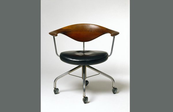 La « Swivel Chair » PP502 (1955). Ce fauteuil de bureau est une déclinaison de la 501, et a fait l’objet d’une étude sur l’ergonomie ; il en résulte un dossier surdimensionné en bois massif, sculpté à la main. Bois massif, métal et cuir, rééditée par PP Møbler.