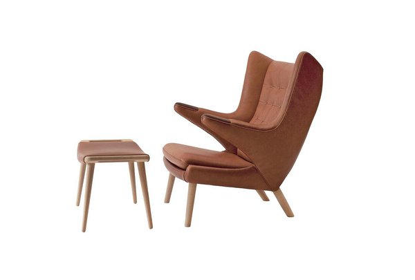 « The Teddy Bear Chair » PP(1951). Ce fauteuil est un modèle incontournable de Wegner, toujours moderne et hyper confortable avec son repose-pied. Réédition PP Møbler.