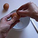 Etape 1: découpez le chapeau de l'œuf et récupérez le jaune et le blanc dans un bol.
